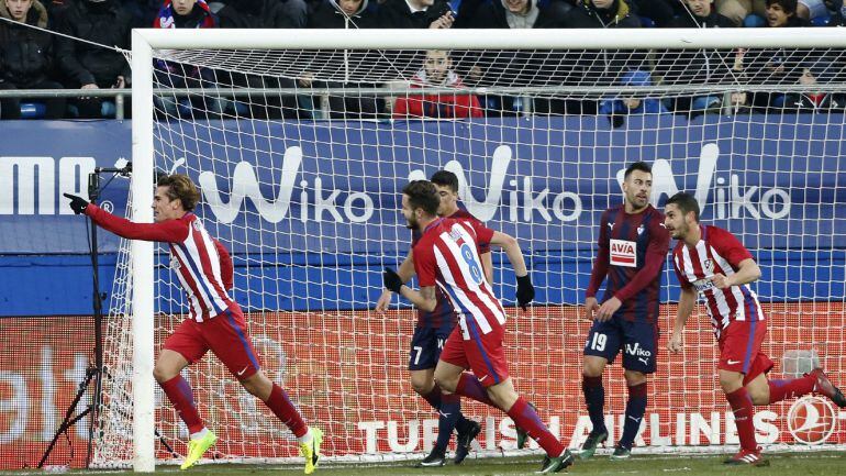 El delantero del Atlético de Madrid Antoine Griezmann celebra con su gol, segundo para el equipo contra el Eibar, durante el partido de la jornada 17 de LaLiga Santander en el estadio de Ipurúa de Eibar.