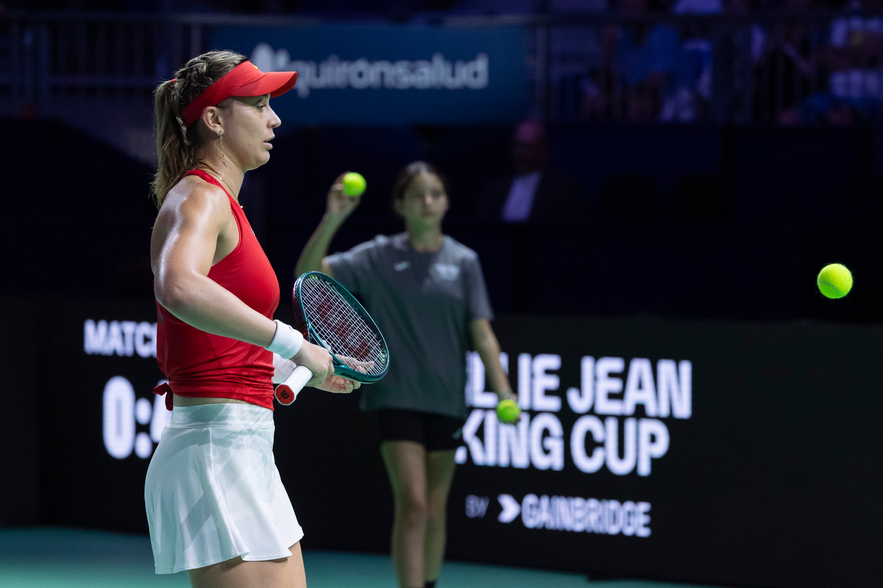 La tenista española Paula Badosa durante su partido contra la polaca Iga Swiatek, en el segundo turno este viernes en las finales de la Copa Billie Jean King en Málaga. EFE/Carlos Díaz.