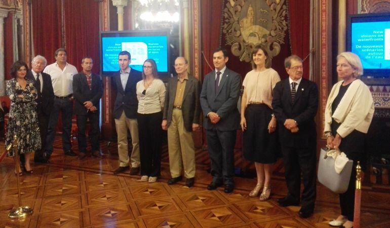 Asier Abaunza, Concejal del Área de Planificación Urbana acompañado de algunos invitados al congreso.