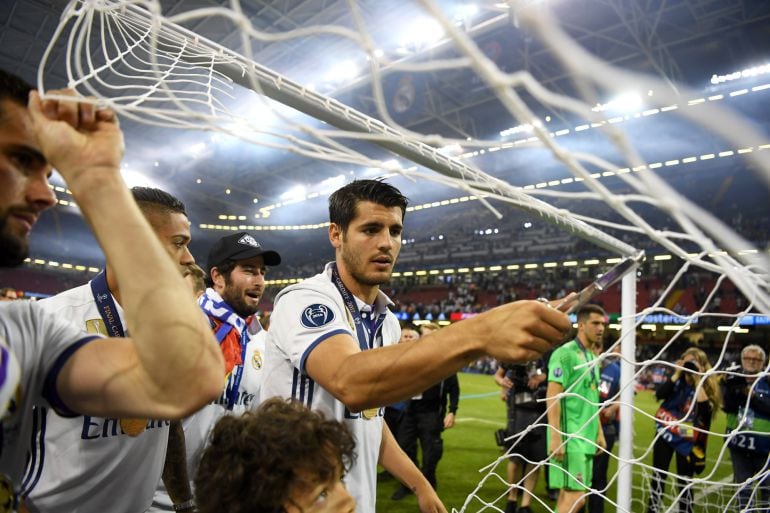 Álvaro Morata corta la red de la portería de Cardiff después de proclamarse el Real Madrid campeón de Europa