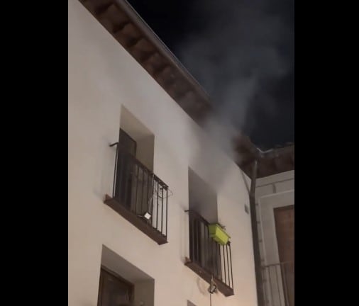 El incendio se originaba en la cocina de un bar de la Plaza Barrio Rey