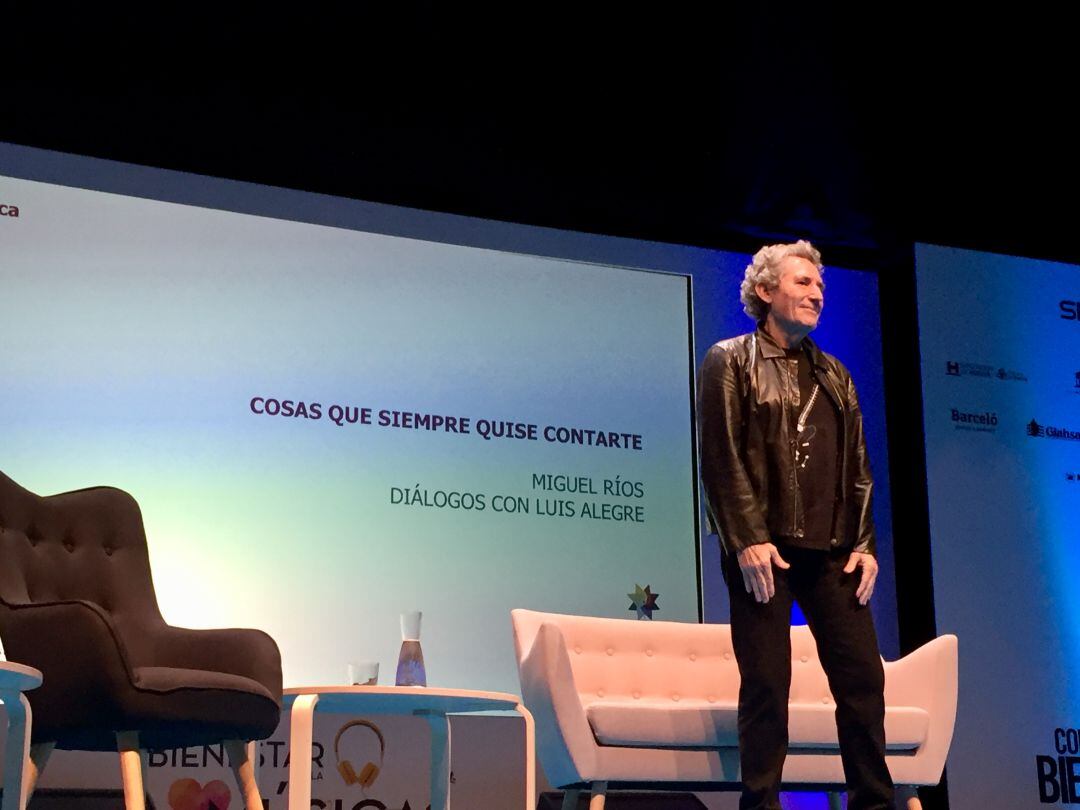 Miguel Ríos en el Teatro del Mar de Punta Umbría antes del inicio de su charla en el Congreso del Bienestar y la Música.