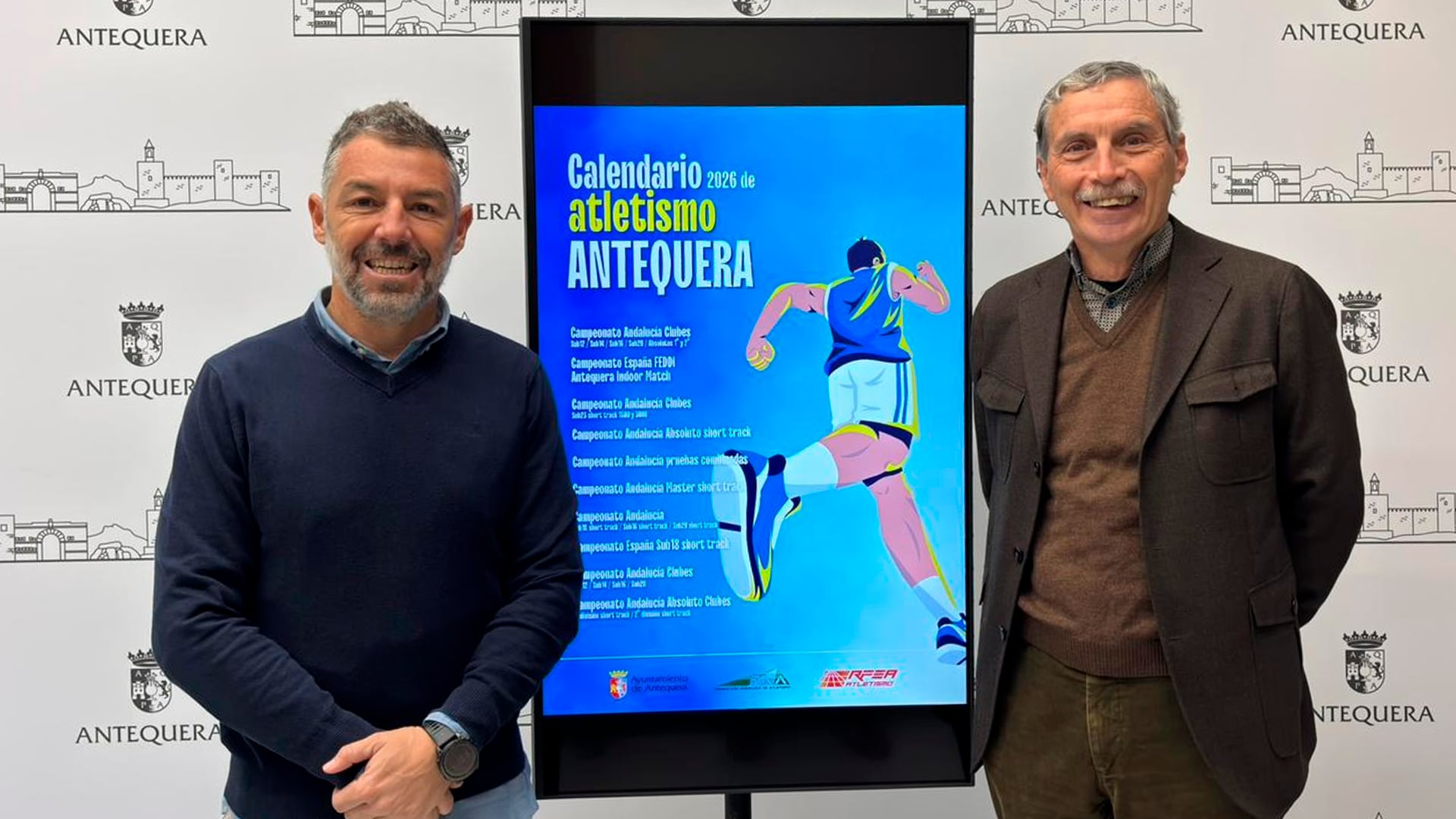 Juan Rosas y Enrique López en la presentación del calendario de atletismo de Antequera 2026