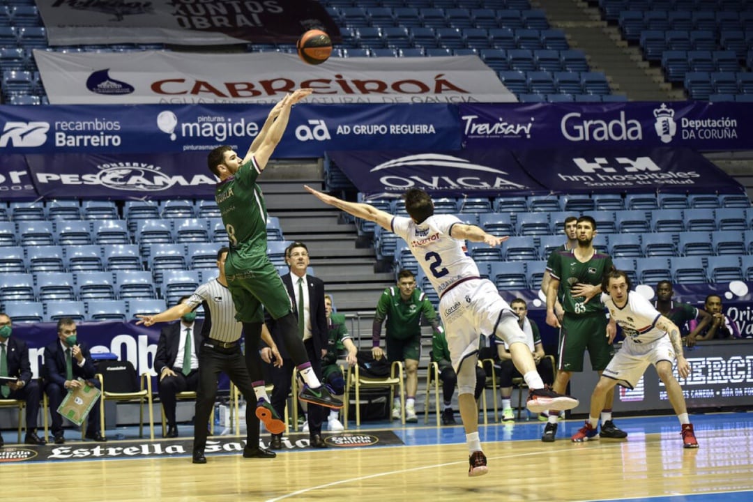 Instante en el que Darío Brizuela lanza el triple que daría el triunfo al Unicaja