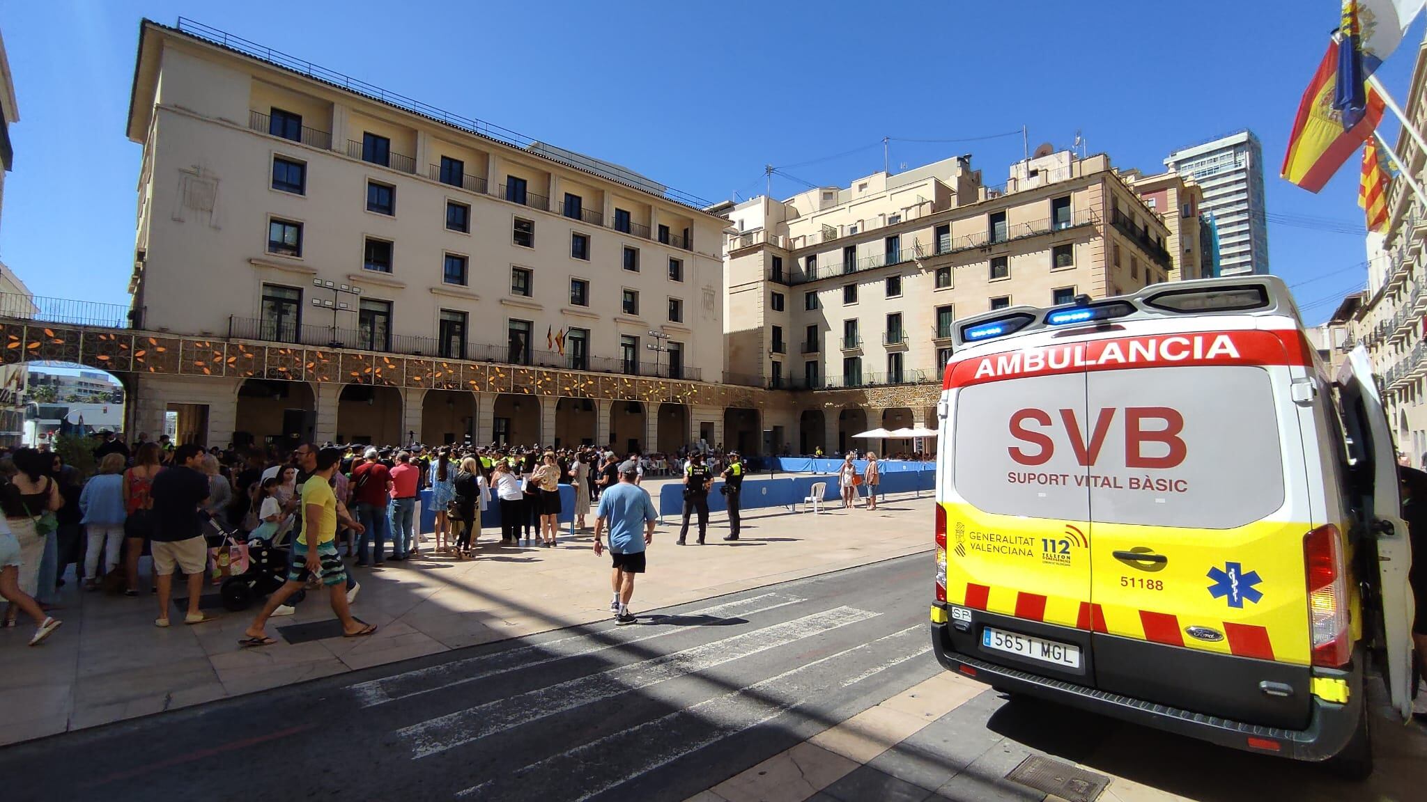 Una unidad del SAMU atiende al oficial policial que ha sufrido un desmayo por el intenso calor