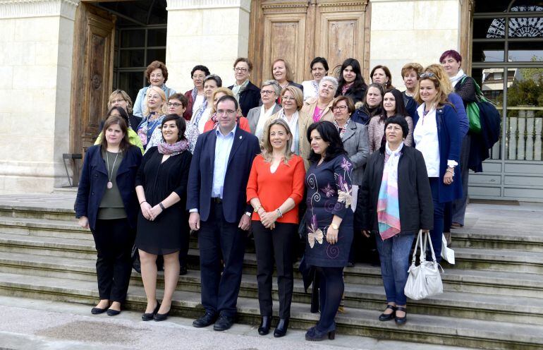 Integrantes de la Federación de Mujeres y Familias del Ámbito Rural junto al presidente de la Diputación, Benjamín Prieto