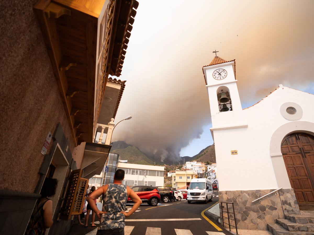 El incendio de Tenerife calcina unas 2.600 hectáreas y obliga a evacuar a más de 7.600 personas