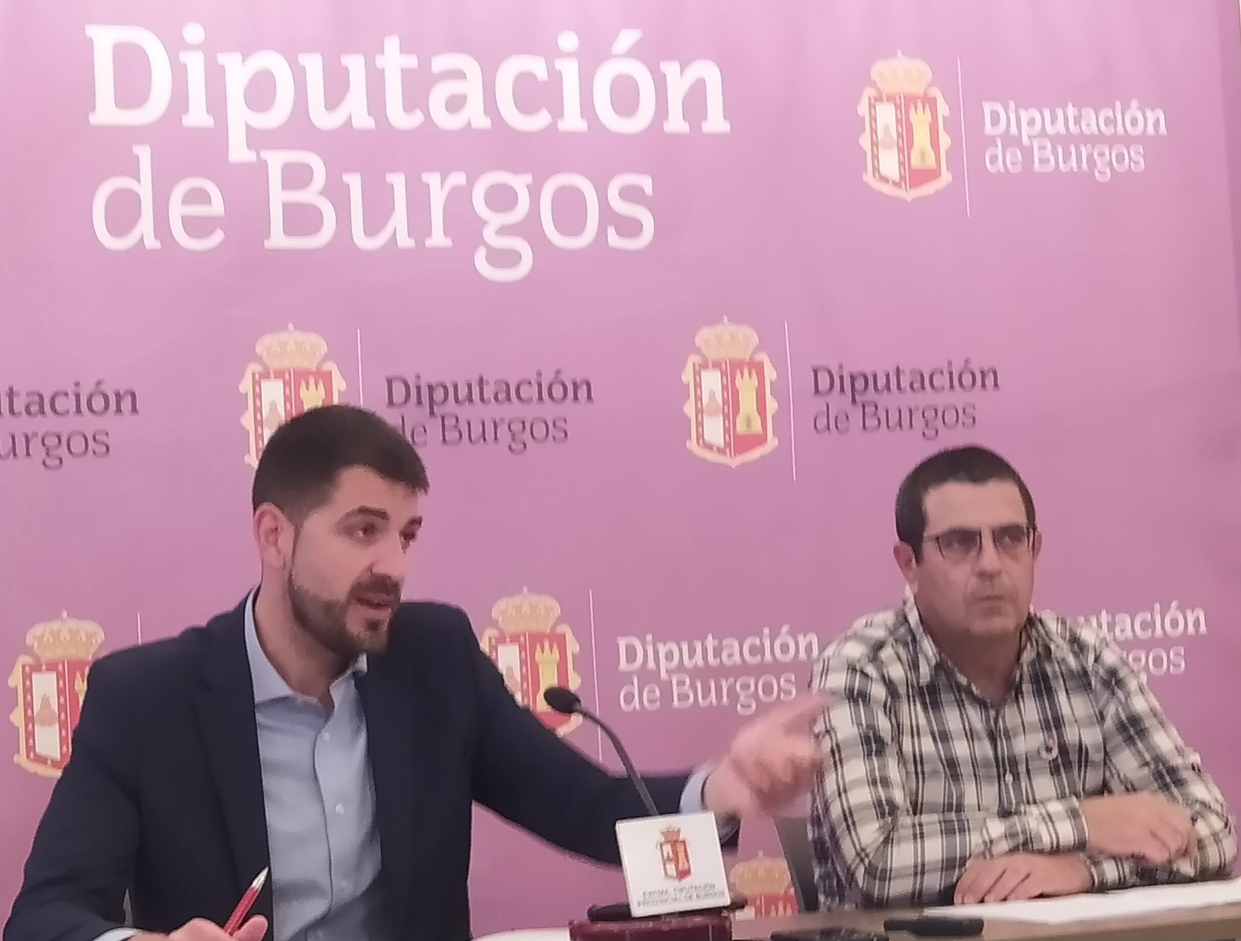 David Jurado (izda) y Javier Lezcano, del grupo socialista en la Diputación