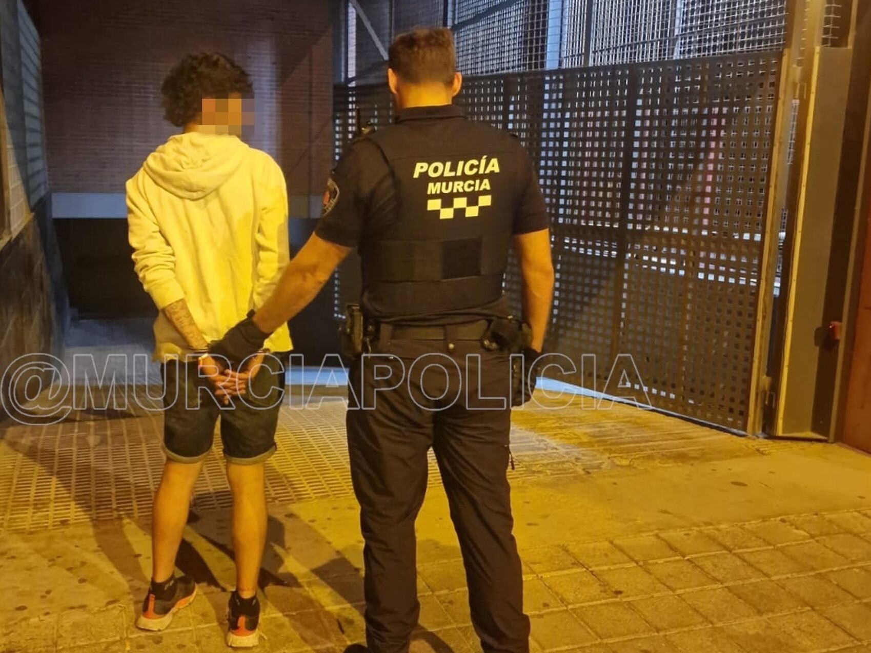 Imagen del detenido mientras es llevado a dependencias policiales