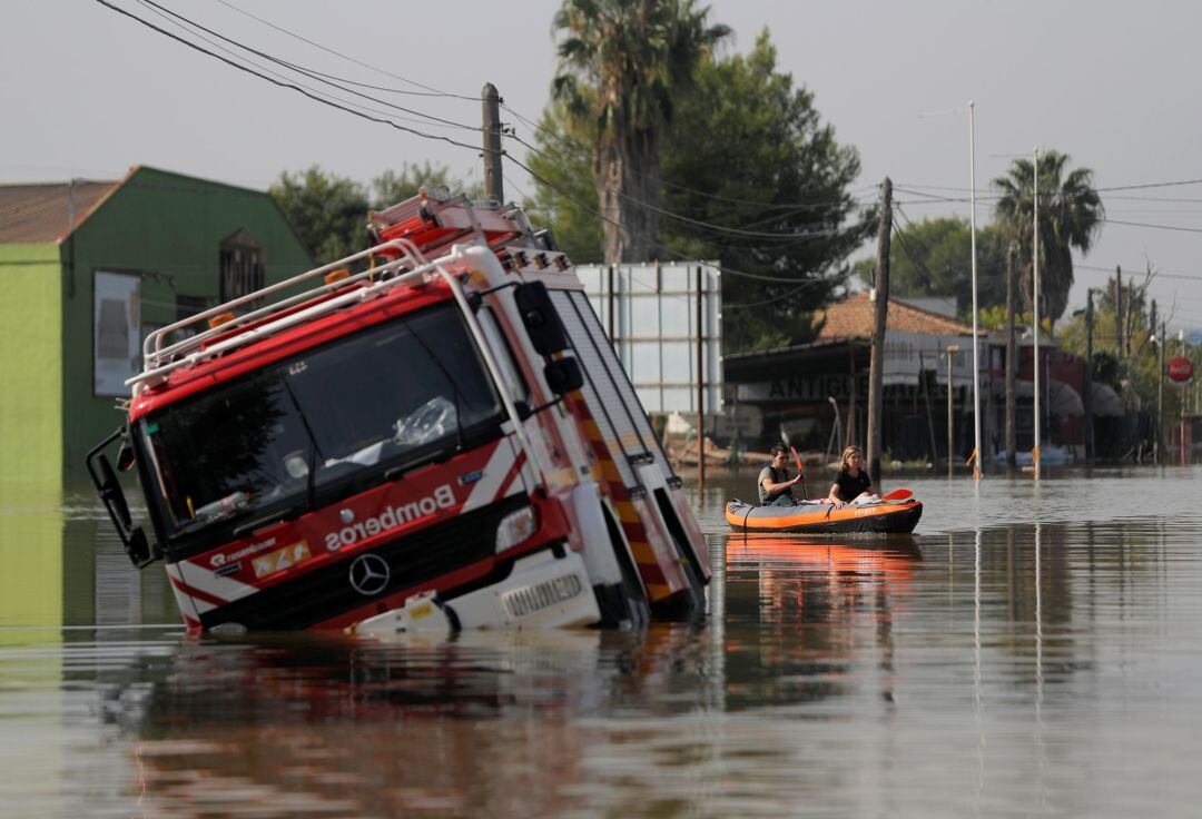 Un camión de bomberos atrapado en las inundaciones de Dolores en esta gota fría.