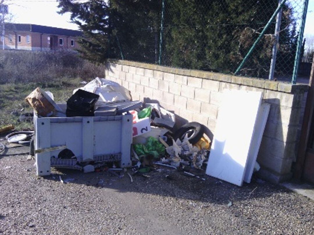 Restos de basura depositados en el Punto Limpio del Silo de los Salados el pasado mes de enero