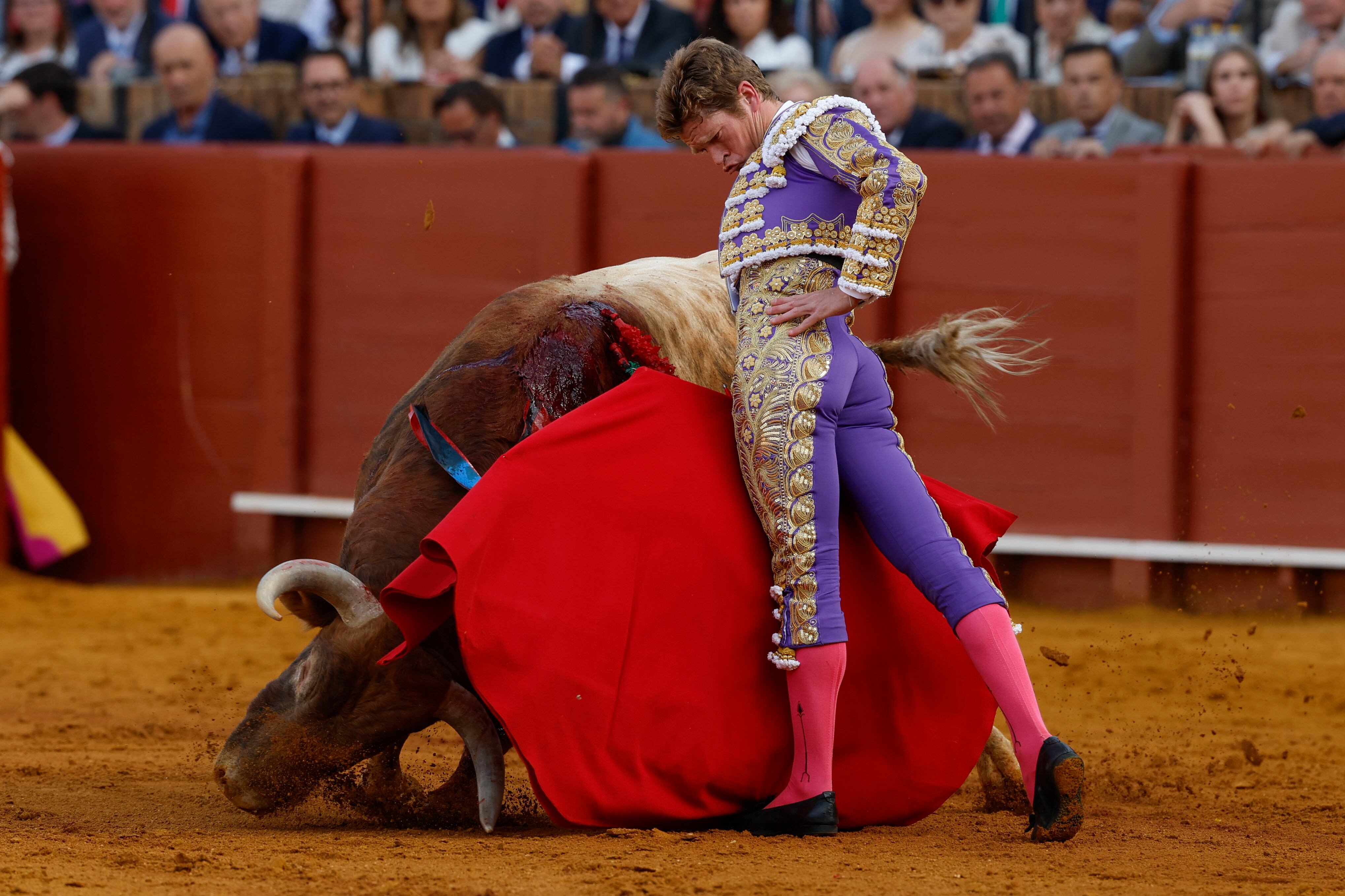 SEVILLA, 20/04/2026.- El diestro Borja Jiménez da un pase durante la novena corrida de la Feria de Abril de Sevilla con reses de la ganadería de Hermanos García Jiménez, este lunes en la plaza de la Maestranza. EFE/ Julio Muñoz