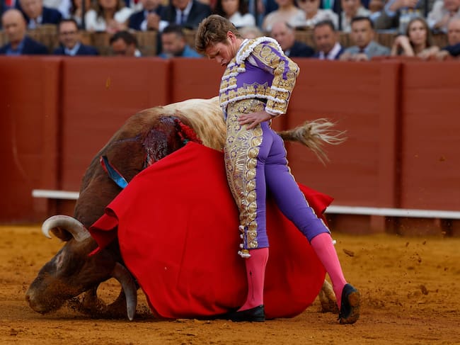 SEVILLA, 20/04/2026.- El diestro Borja Jiménez da un pase durante la novena corrida de la Feria de Abril de Sevilla con reses de la ganadería de Hermanos García Jiménez, este lunes en la plaza de la Maestranza. EFE/ Julio Muñoz