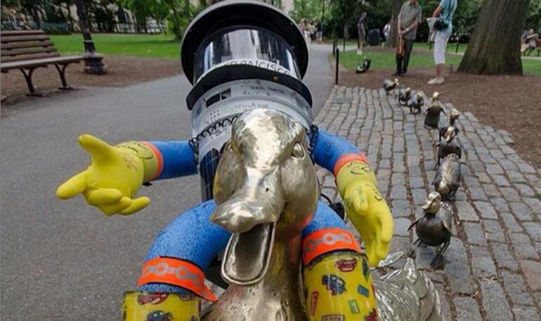 HitchBOT fotografiado en un parque de Boston. 