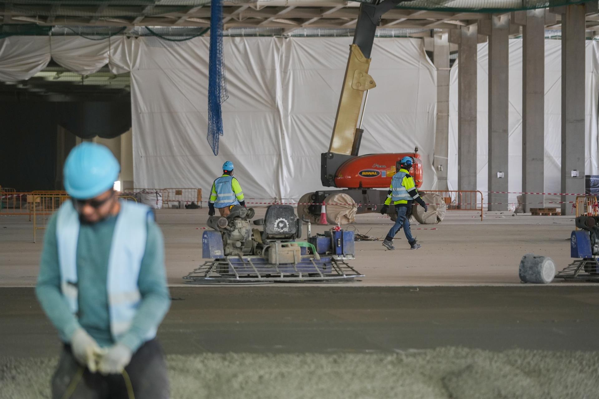 Varios obreros en un terreno en obras y construcción