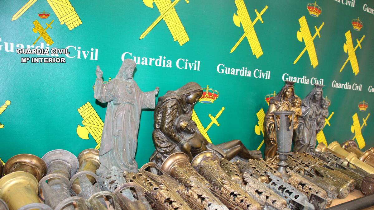 La Guardia Civil detiene a tres varones por robos en varios cementerios de Cantabria