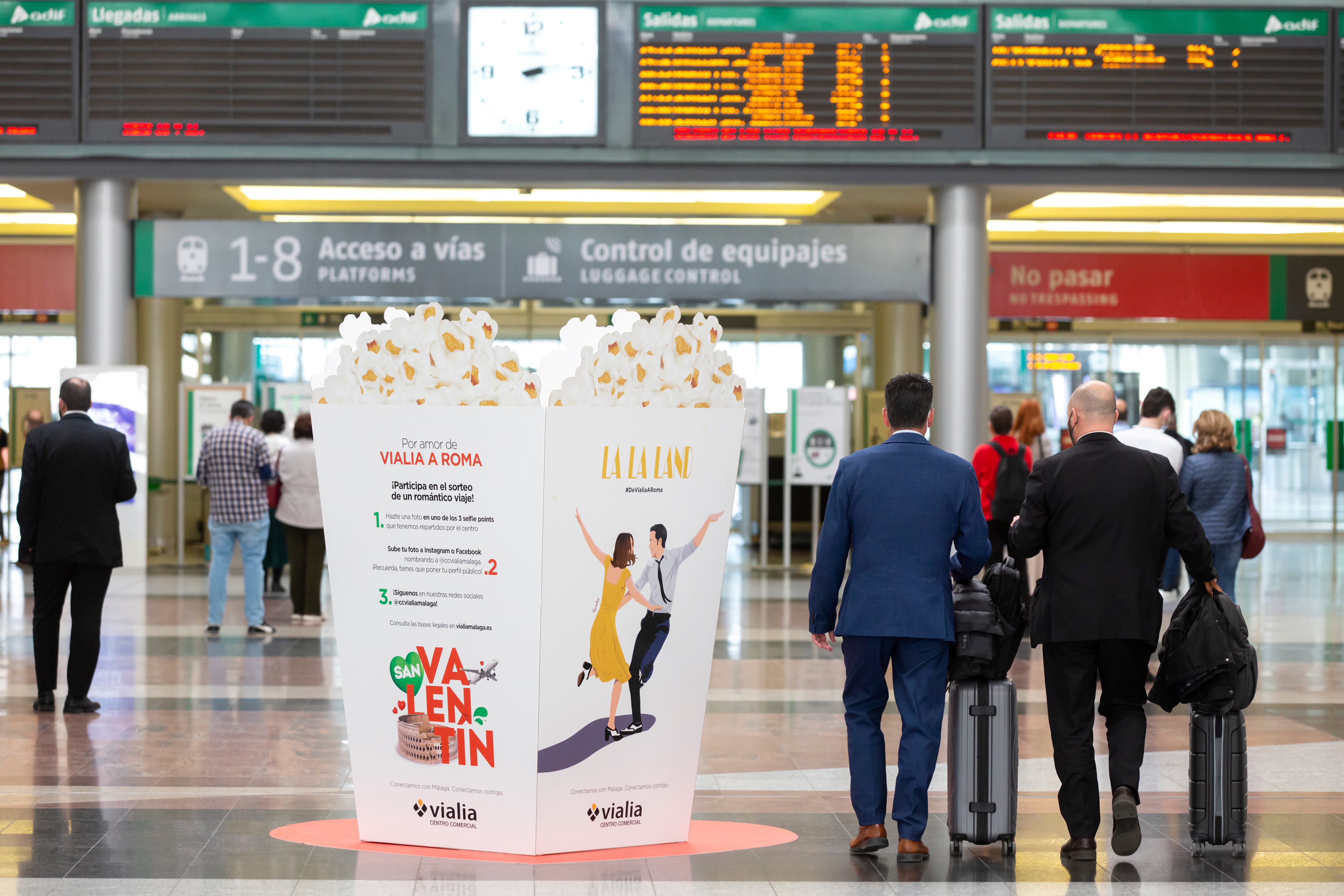 Reportaje en el centro comercial Vialia de la estación de trenes María Zambrano. Fotografías a las tiendas de restauración, moda y complementos y servicios, así como a la campaña publicitaria de San Valentin