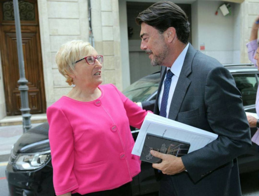 La consellera de Sanitat, Ana Barceló y el alcalde de Alicante, Luis Barcala en una imagen de archivo