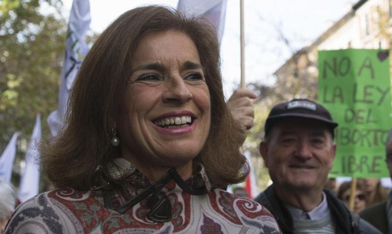 Ana Botella (L), mayor of Madrid and member of the executive board of the ruling Partido Popular (People&#039;s Party), talks to a priest during a protest against a recent decision made by the Spanish government to scrap a legislation plan aimed at making it harder for women to stop unwanted pregnancies in Madrid November 22, 2014. REUTERS/Sergio Perez (SPAIN - Tags: CIVIL UNREST POLITICS SOCIETY RELIGION)