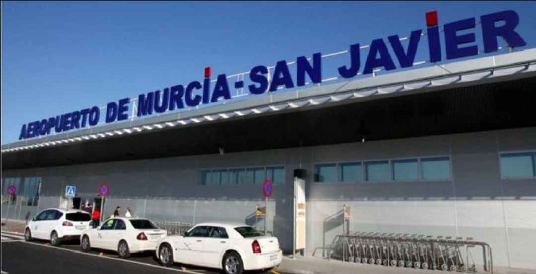 Los taxistas de San Javier ya no pueden operar en el aeropuerto de Corvera, pese al traslado de la actividad desde San Javier