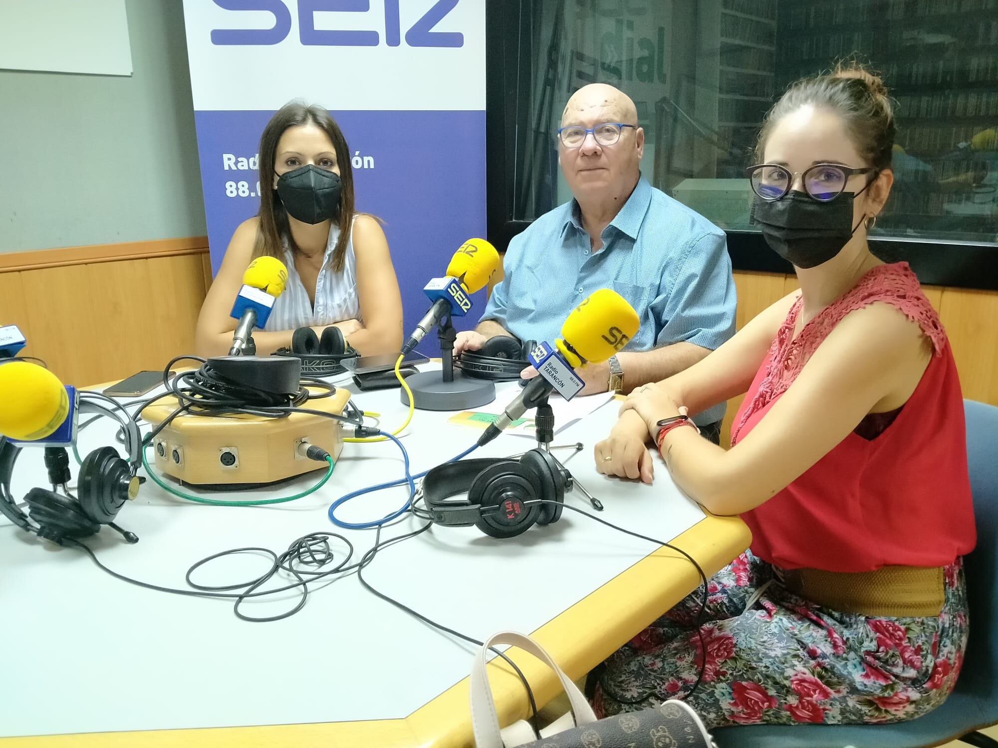 Miembros de la asociación Afad en los estudios de Radio Tarancón.