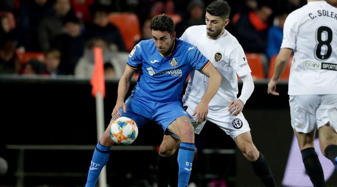 El azulón Jaime Mata controla el balón durante el partido copero en Mestalla que terminó con eliminación azulona.