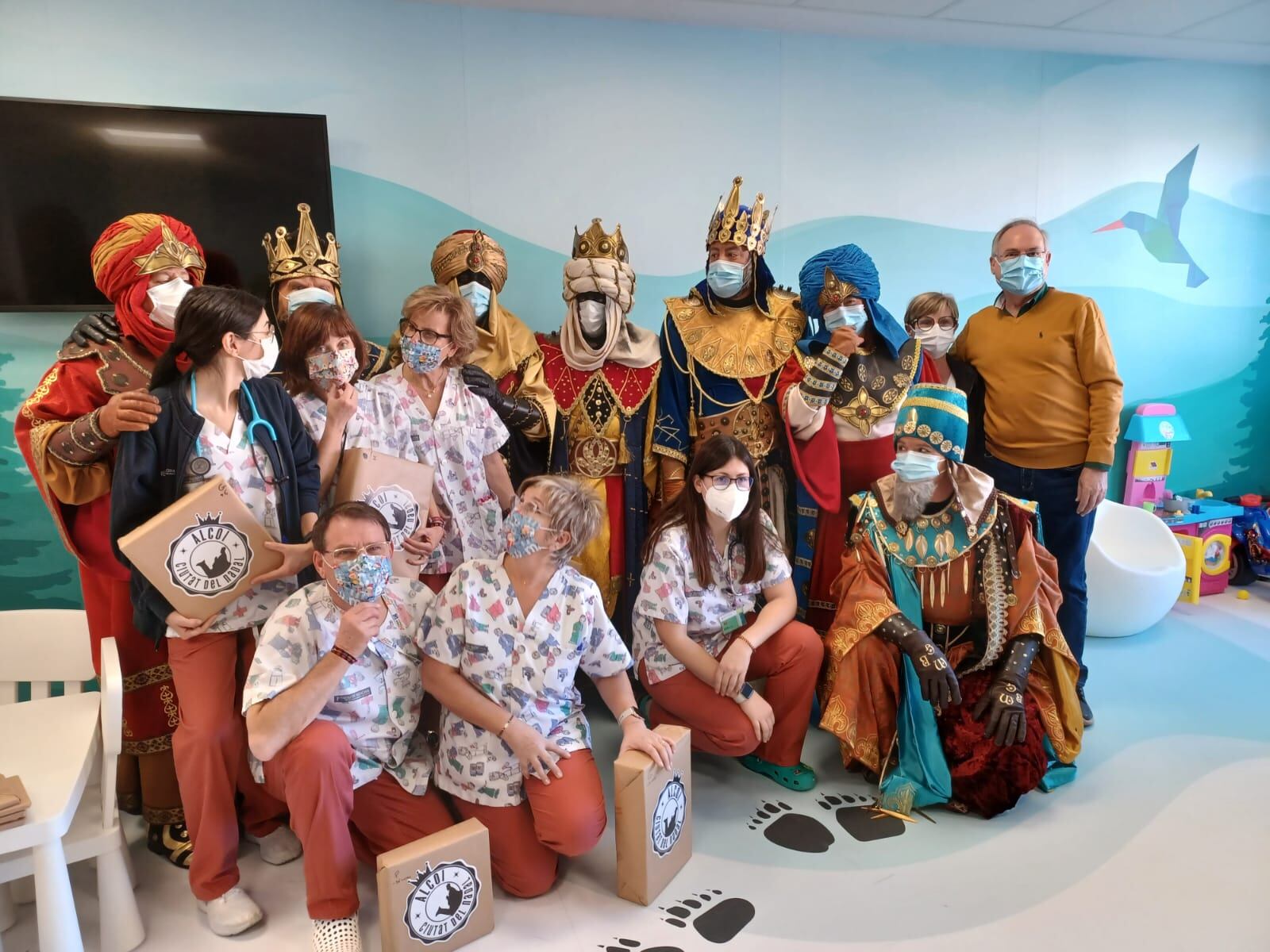 Melchor, Gaspar y Baltasar, sus pajes y el Embajador Real junto a personal del hospital Virgen de los Lirios de Alcoy.