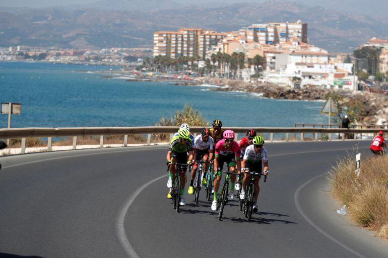 Un grupo de corredores, hoy, durante la cuarta etapa de la Vuelta Ciclista España 2018 que se disputa entre la localidad de Vélez-Málaga y el Puerto de Alfacar en la Sierra de la Alfaguara con 161 kilómetros.