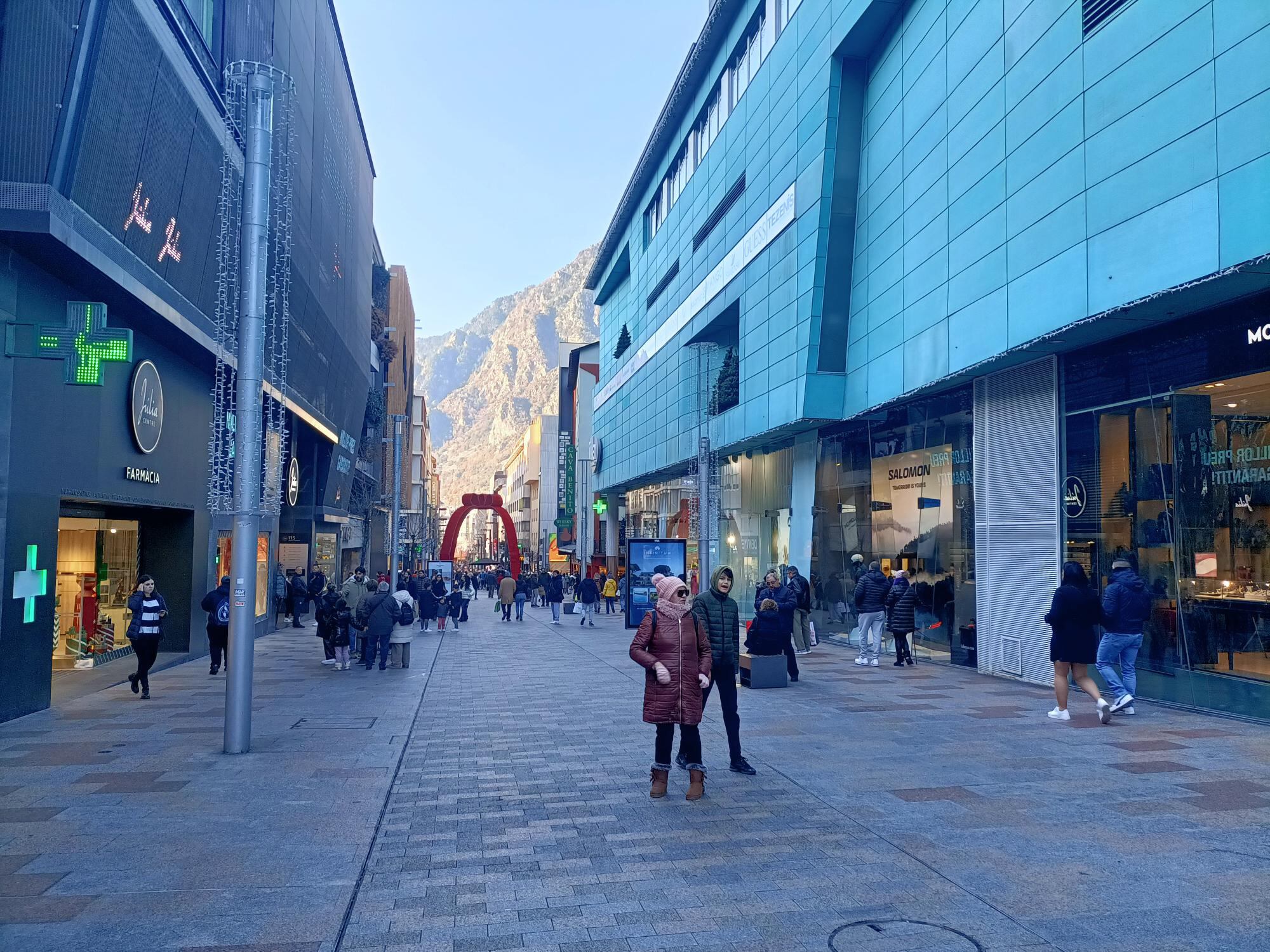 Turistes passejant per l'avinguda Carlemany.
