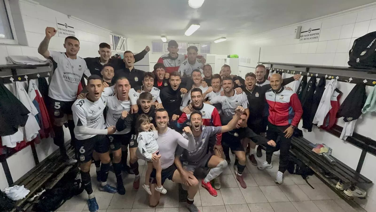 El Textil Escudo festeja la victoria ante el Negreira.