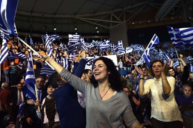 Votantes griegos con banderas en un mitin antes del cierre de campaña