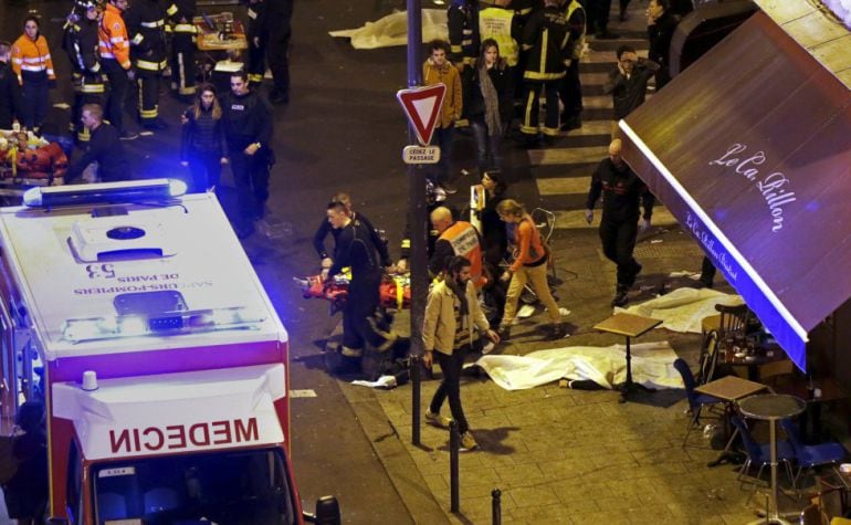 Los servicios de emergencia atienden a las víctimas junto a al restaurante Le Ca Rillon, en París