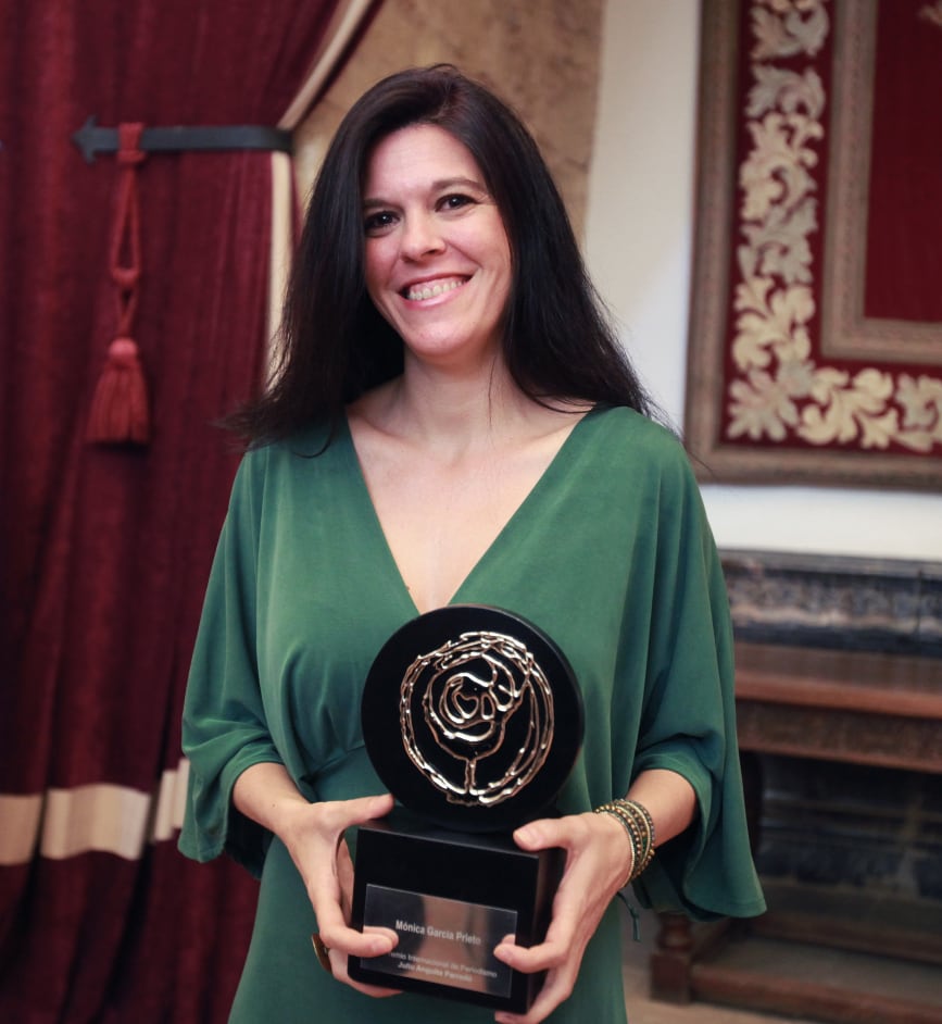 La periodista Mónica García Prieto, recogiendo el premio Julio Anguita Parrado. (Sindicato de Periodistas de Andalucía).