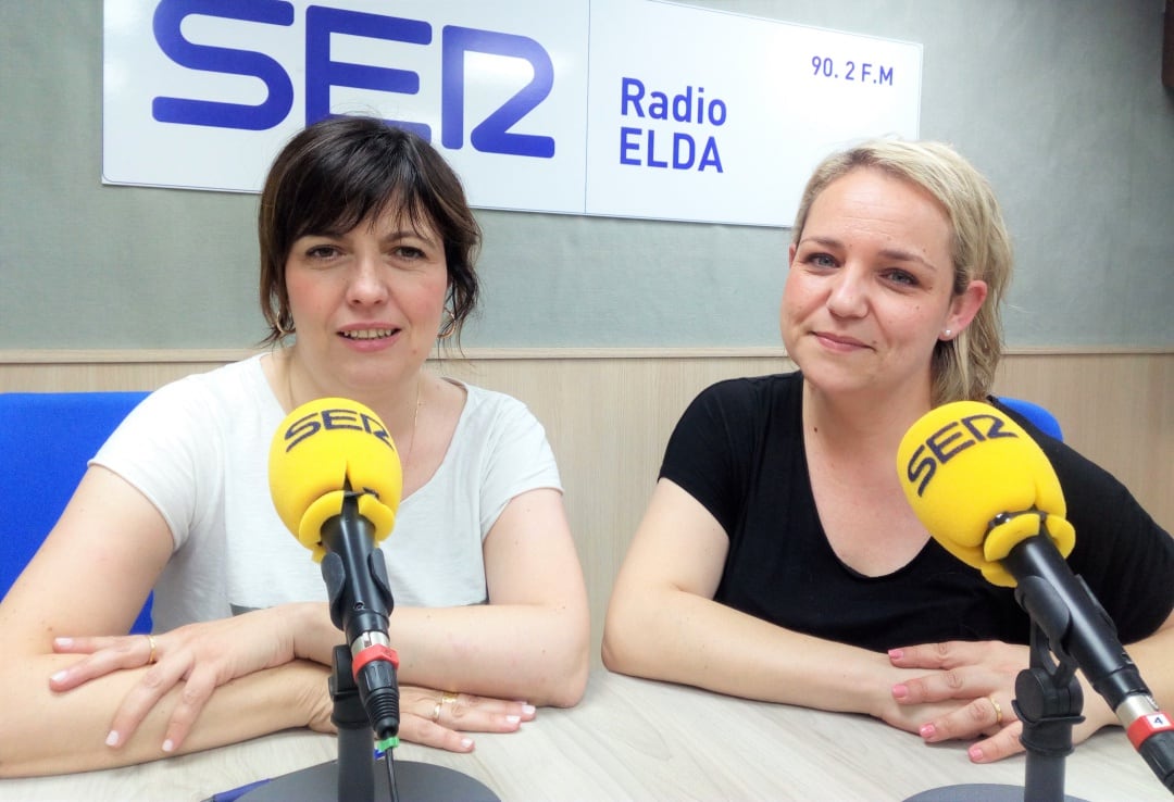 Mª Garrido, a la derecha de la imagen, junto a la publicista, Mª José Rodenas, en el estudio de Radio Elda SER