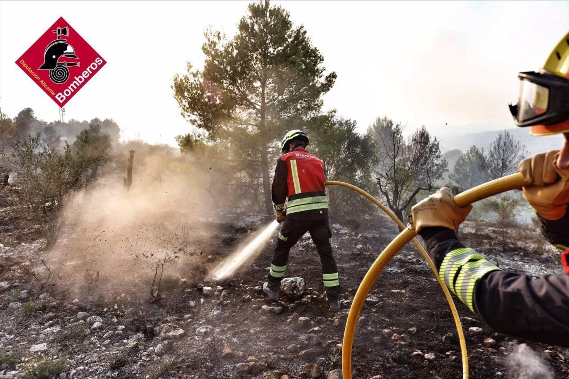 Bomberos trabajan en la extinción del incendio de Benasau (Alicante)