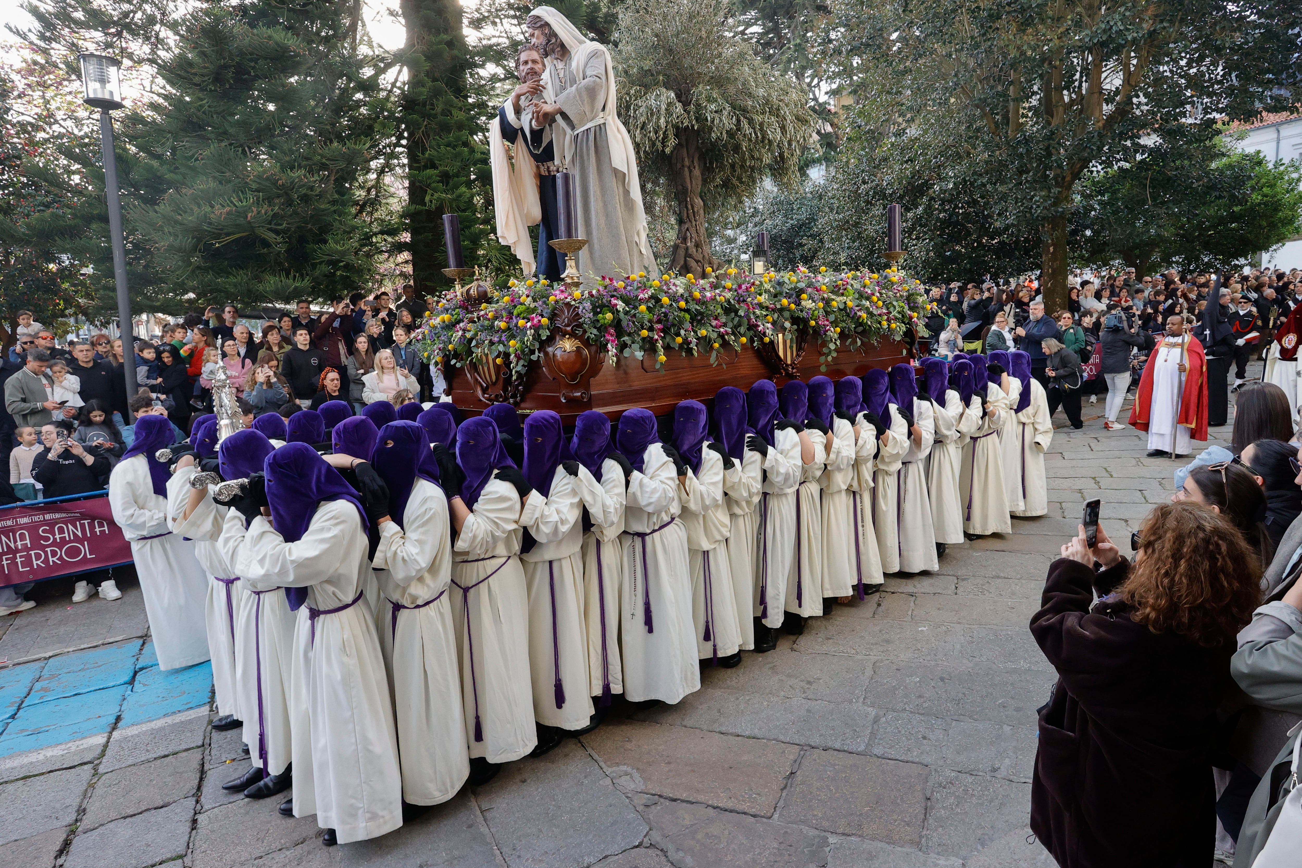 Procesión de Nuestro Padre Jesús de la Humildad en el Beso de Judas, celebrada en la tarde de este jueves en Ferrol (foto: Kiko Delgado / EFE)