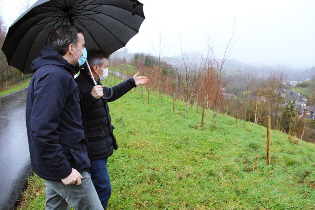 Xabier Iridoy y Iosu Iguiñiz, concejales del PNV de Irun, en un entorno verde de la ciudad.
