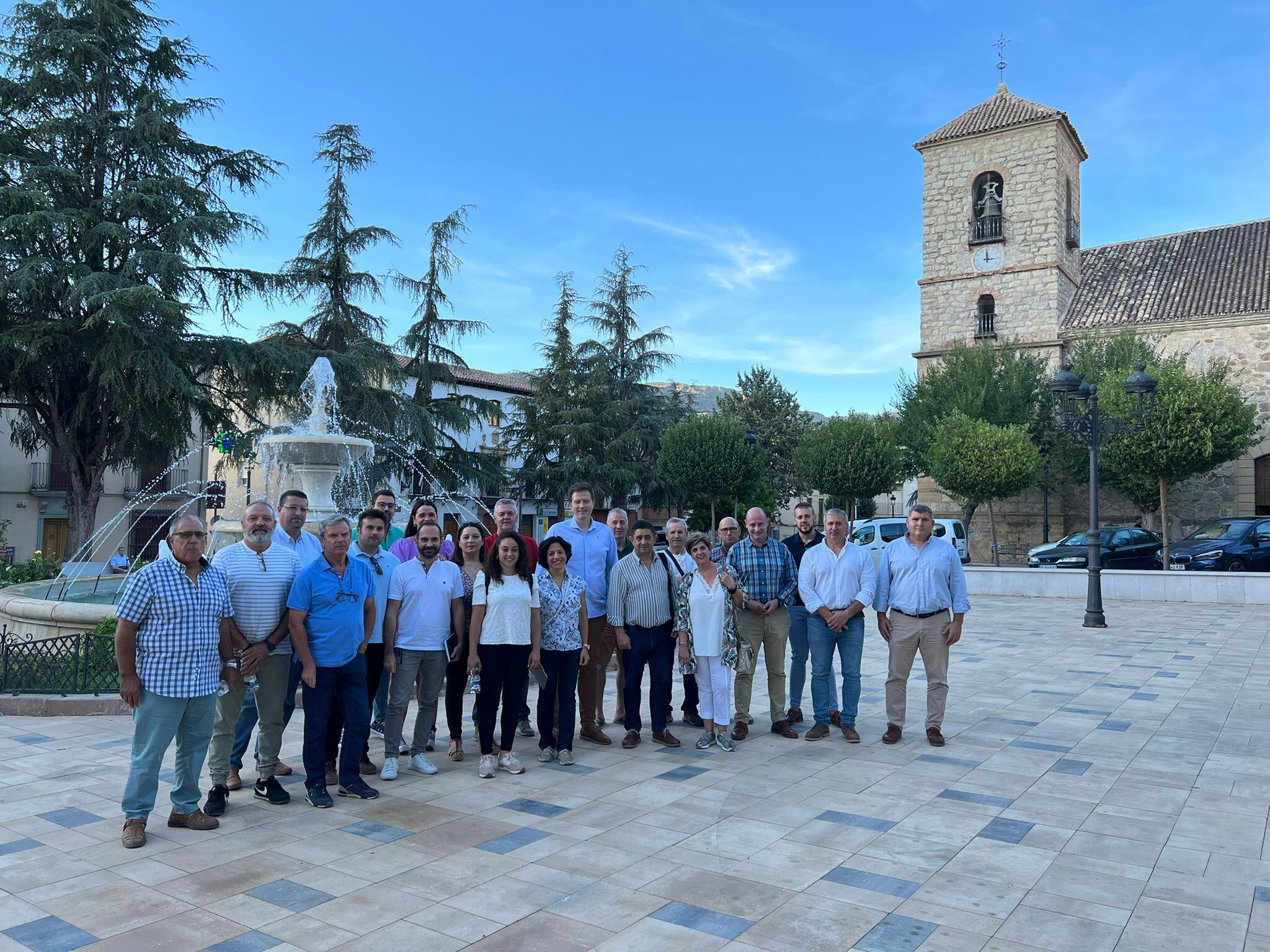 Alcaldes y portavoces del PSOE junto al secretario provincial, Francisco Reyes, con motivo de la reunión del Comité Comarcal que ha tenido lugar en Campillo de Arenas.