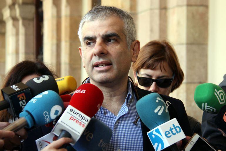 El portaveu del grup parlamentari de Ciutadans, Carlos Carrizosa, a les portes del Parlament
