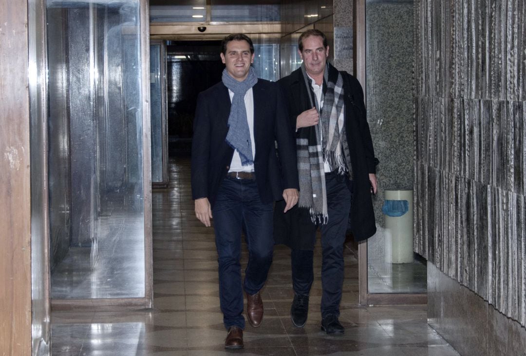 Albert Rivera tras la despedida de su equipo en una cena en Madrid, sale acompañado por su jefe de prensa Daniel Bardabío el pasado martes.