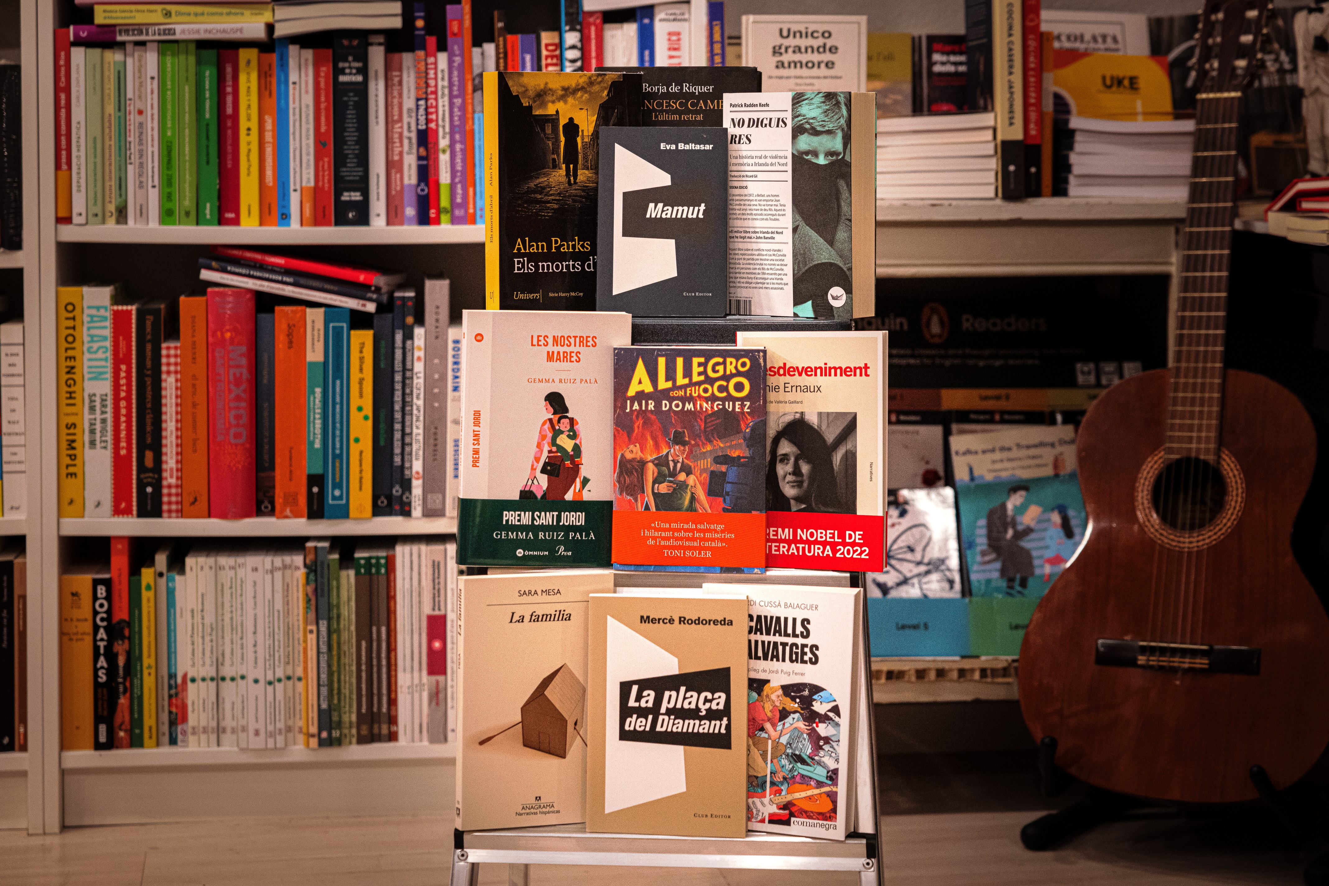 Enguany, assenyalen els llibreters, hi ha més oferta que mai. A la Llibreria Caselles, a l'aparador, s'hi poden trobar més de 150 llibres. La majoria, novetats. Foto: ACN.