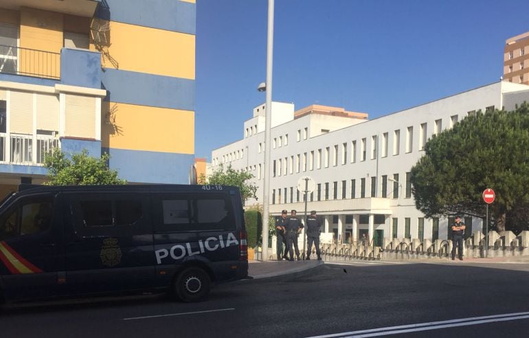El Palacio de Justicia de Algeciras, sobre un fuerte dispositivo policial.
