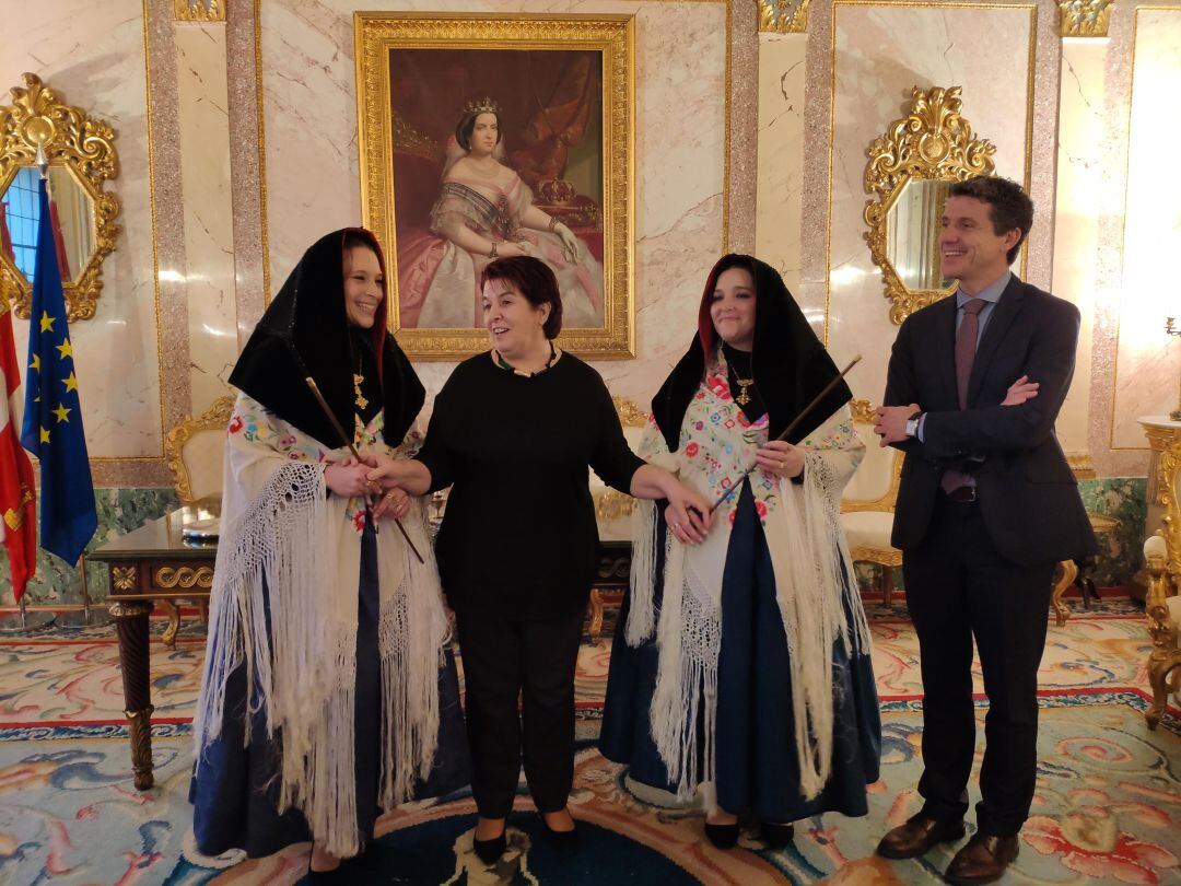 Débora (i) y Elisabet Velasco reciben el bastón de mando de manos de la alcaldesa Clara Luquero en presencia del concejal Andrés Torquemada