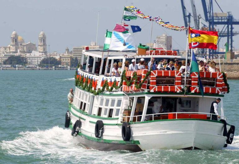 El Vaporcito de El Puerto (Adriano III) surcando el mar de la Bahía de Cádiz