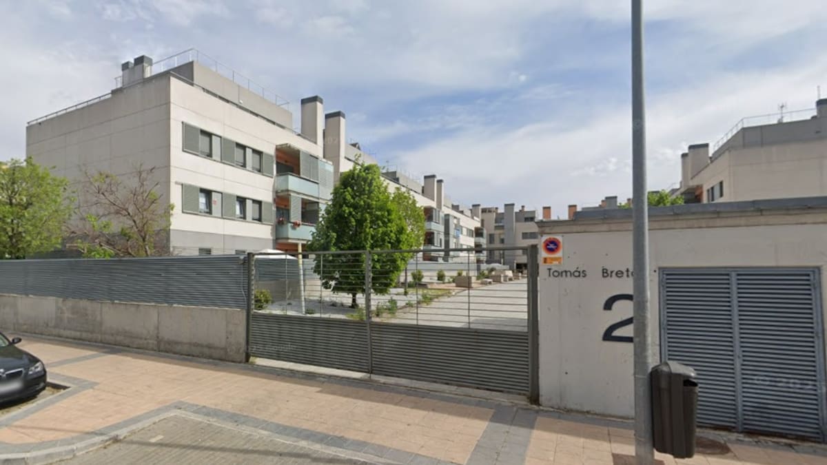 Salomón Aguado, alcalde de Pinto, lee la declaración institucional en apoyo a los vecinos de la calle Tomás Bretón, 2