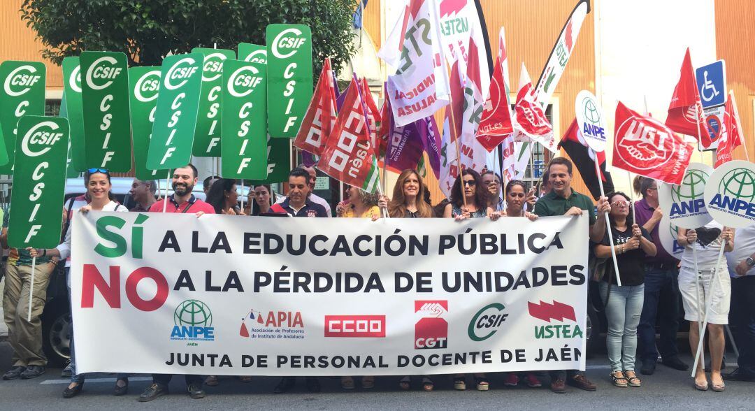 Una amplia representaci&oacute;n de sindicatos estaban presentes en la concentraci&oacute;n