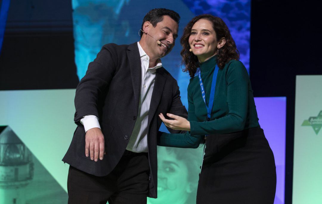 El presidente de la comunidad de Andalucía, Juanma Moreno, con la presidenta de la Comunidad de Madrid, Isabel Díaz Ayuso, en el XVI Congreso Autonómico del PP Andaluz