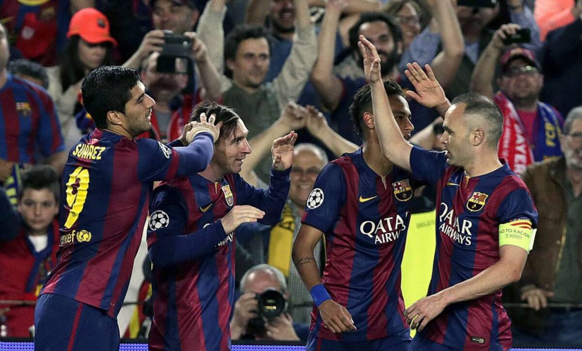 Los jugadores del FC Barcelona felicitan a Leo Messitras marcar el segundo gol ante el Bayern.