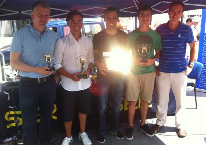 Joxemi Elduayen (Hondarribia), el piloto Ander Vilariño, el ciclista Juanma Garate, y Jon Errandonea (hermano de Teresa) e Ibon Muñoz (BAT).