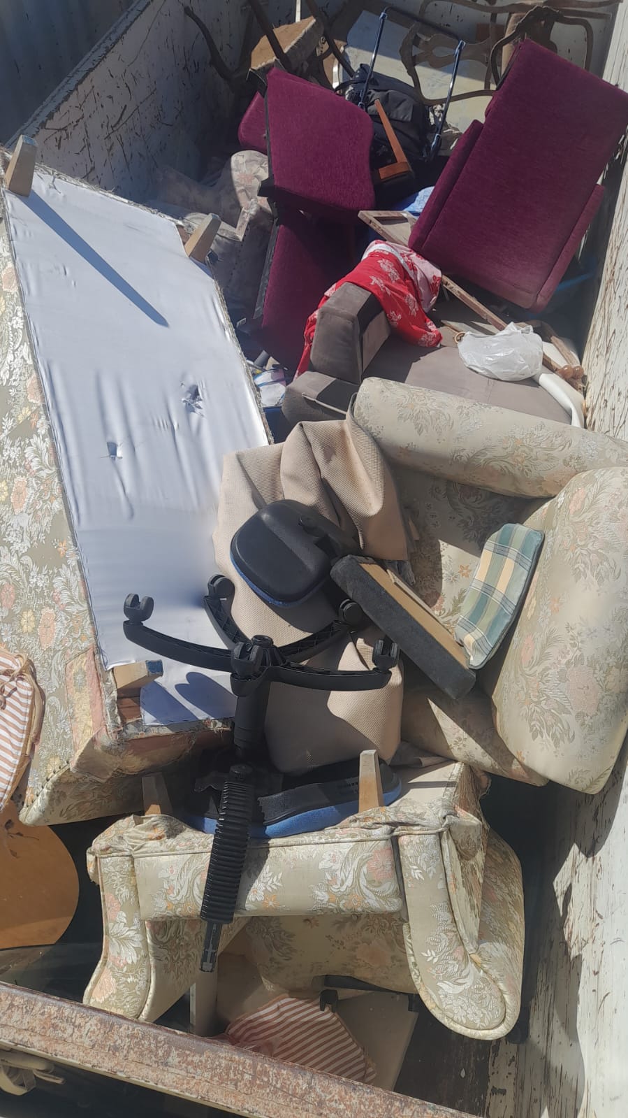 Lhicarsa cuenta con dos puntos limpios fijos y 3 móviles para atender las necesidades del centro, los barrios y las diputaciones